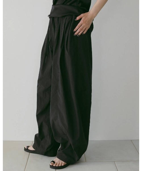 anuke(アンヌーク)の「Volumetuck Cocoon Pants 62610720(その他パンツ・メンズ・ブラック/ブラウン/ピンク・36/38)」の12枚目の写真