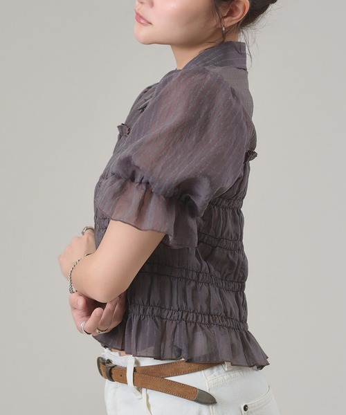 apres jour mignon(アプレジュールミニョン)の「シャーリングパフスリーブシャツ(シャツ/ブラウス・レディース・ネイビー/オフホワイト/ブルー系その他/ブラウン系その他・LARGE/フリー)」の1枚目の写真