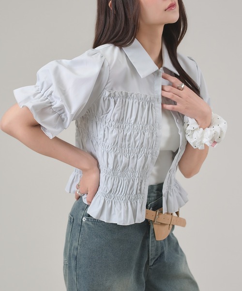 apres jour mignon(アプレジュールミニョン)の「シャーリングパフスリーブシャツ(シャツ/ブラウス・レディース・ネイビー/オフホワイト/ブルー系その他/ブラウン系その他・LARGE/フリー)」の4枚目の写真