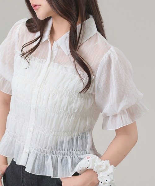 apres jour mignon(アプレジュールミニョン)の「シャーリングパフスリーブシャツ(シャツ/ブラウス・レディース・ネイビー/オフホワイト/ブルー系その他/ブラウン系その他・LARGE/フリー)」の2枚目の写真