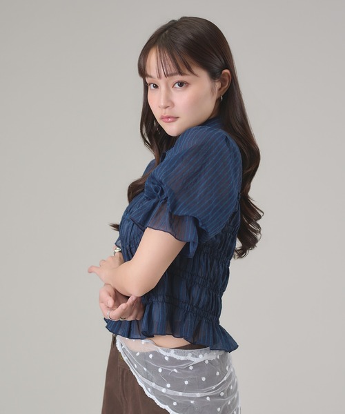 apres jour mignon(アプレジュールミニョン)の「シャーリングパフスリーブシャツ(シャツ/ブラウス・レディース・ネイビー/オフホワイト/ブルー系その他/ブラウン系その他・LARGE/フリー)」の14枚目の写真