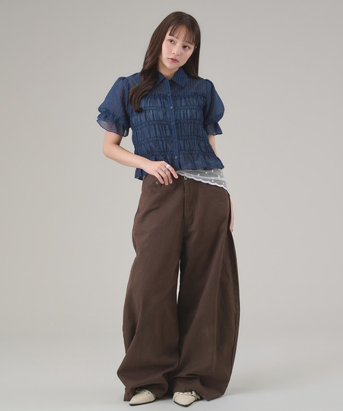 apres jour mignon(アプレジュールミニョン)の「シャーリングパフスリーブシャツ(シャツ/ブラウス・レディース・ネイビー/オフホワイト/ブルー系その他/ブラウン系その他・LARGE/フリー)」の10枚目の写真