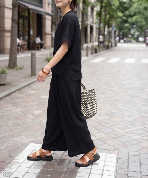 STYLE DELI(スタイルデリ)の「エンボスカットソーパンツセットアップ(Tシャツ/カットソー・レディース・ライトグレー/ブラック・FREE)」の3枚目の写真