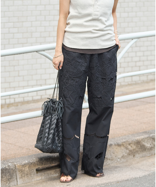 JOURNAL STANDARD(ジャーナルスタンダード)の「フラワーエンブロイダリースカラップ パンツ(その他パンツ・レディース・ブラック/アイボリー・FREE)」の5枚目の写真