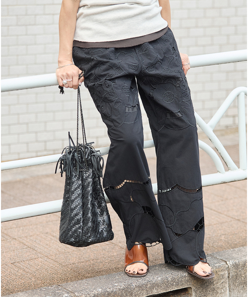 JOURNAL STANDARD(ジャーナルスタンダード)の「フラワーエンブロイダリースカラップ パンツ(その他パンツ・レディース・ブラック/アイボリー・FREE)」の4枚目の写真