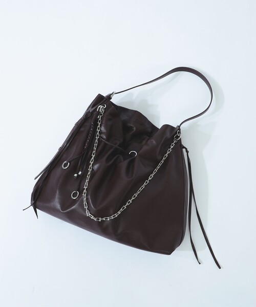 Ray BEAMS(レイビームス)の「フェイク レザー チェーン バッグ(トートバッグ・レディース・ダークブラウン/ブラック・ONE SIZE)」の2枚目の写真