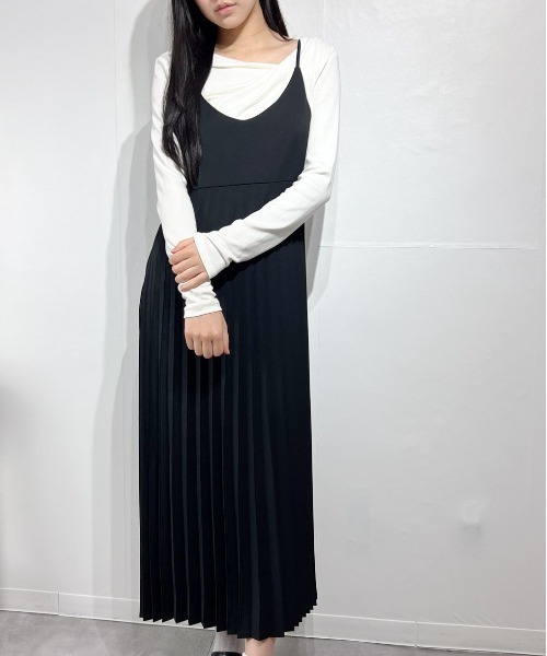 marcydorn(マーシードルン)の「プリーツロングワンピース キャミタイプ フレアライン ナチュラルコーデ(ワンピース・レディース・ブラック・ONE SIZE)」の1枚目の写真