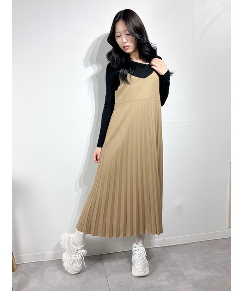 marcydorn(マーシードルン)の「プリーツロングワンピース キャミタイプ フレアライン ナチュラルコーデ(ワンピース・レディース・ブラック・ONE SIZE)」の3枚目の写真