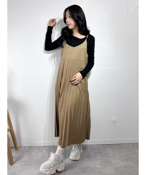 marcydorn(マーシードルン)の「プリーツロングワンピース キャミタイプ フレアライン ナチュラルコーデ(ワンピース・レディース・ブラック・ONE SIZE)」の4枚目の写真