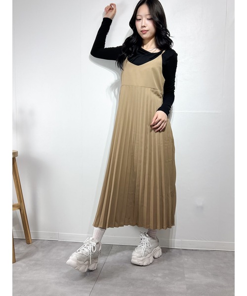 marcydorn(マーシードルン)の「プリーツロングワンピース キャミタイプ フレアライン ナチュラルコーデ(ワンピース・レディース・ブラック・ONE SIZE)」の6枚目の写真