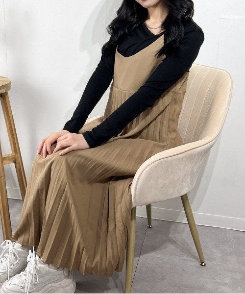 marcydorn(マーシードルン)の「プリーツロングワンピース キャミタイプ フレアライン ナチュラルコーデ(ワンピース・レディース・ブラック・ONE SIZE)」の7枚目の写真