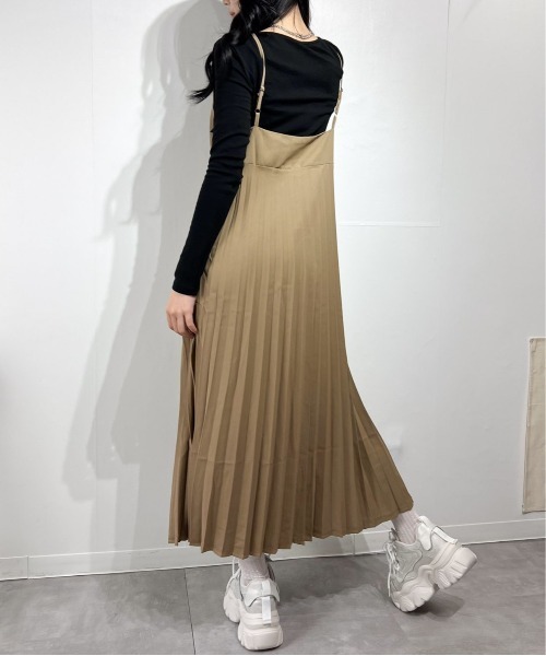 marcydorn(マーシードルン)の「プリーツロングワンピース キャミタイプ フレアライン ナチュラルコーデ(ワンピース・レディース・ブラック・ONE SIZE)」の11枚目の写真