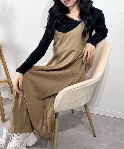 marcydorn(マーシードルン)の「プリーツロングワンピース キャミタイプ フレアライン ナチュラルコーデ(ワンピース・レディース・ブラック・ONE SIZE)」の13枚目の写真