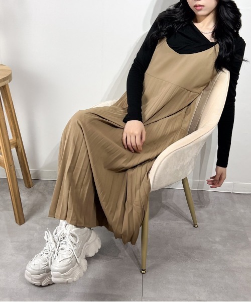 marcydorn(マーシードルン)の「プリーツロングワンピース キャミタイプ フレアライン ナチュラルコーデ(ワンピース・レディース・ブラック・ONE SIZE)」の14枚目の写真