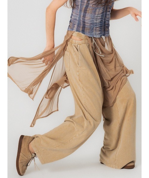 ELCHELE(エルチェレ)の「PIGMENT WAIST SLIT PANTS(スウェットパンツ・レディース・ベージュ/スミクロ・38/36)」の3枚目の写真