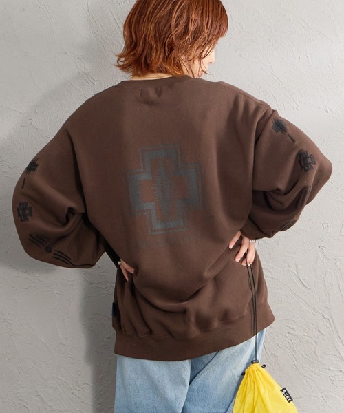 PENDLETON（ペンドルトン）の「[PENDLETON/ペンドルトン] 別注 ハーディング柄 バックプリントクルーネックスウェット（スウェット・レディース・アイボリー/グレー/ブラウン・S/M/L/XL）」の3枚目の写真