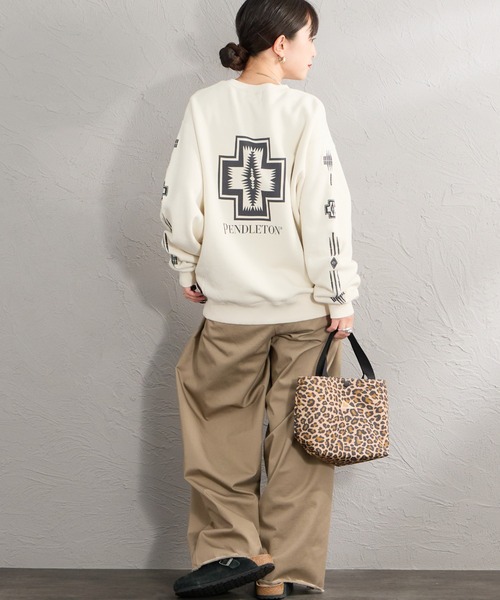 PENDLETON（ペンドルトン）の「[PENDLETON/ペンドルトン] 別注 ハーディング柄 バックプリントクルーネックスウェット（スウェット・レディース・アイボリー/グレー/ブラウン・S/M/L/XL）」の4枚目の写真