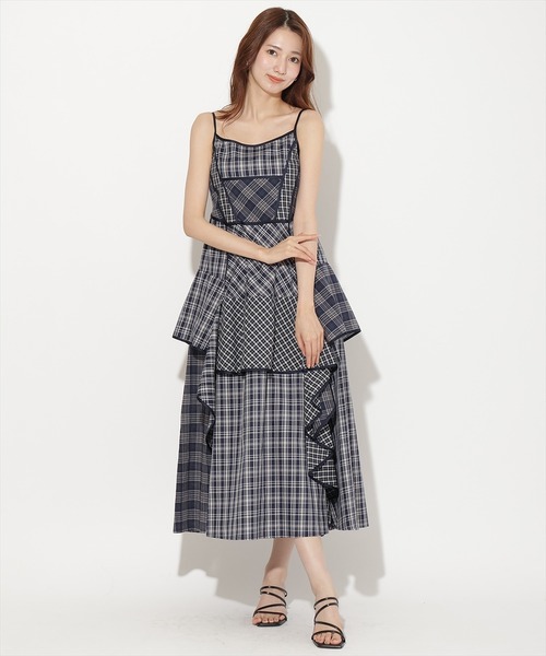 AND COUTURE（アンドクチュール）の「マルチチェックデザインキャミワンピース（ワンピース・レディース・ネイビー/ブラウン/ブラック・FREE）」の16枚目の写真