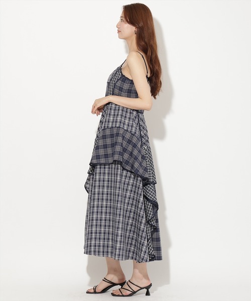 AND COUTURE（アンドクチュール）の「マルチチェックデザインキャミワンピース（ワンピース・レディース・ネイビー/ブラウン/ブラック・FREE）」の17枚目の写真