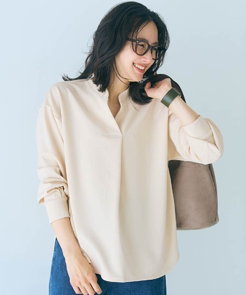 Belle Maison(ベルメゾン)の「テクニックいらずのキーネックブラウス【乾燥機OK】(シャツ/ブラウス・レディース・ベージュ/グレイッシュブルー/ブラック/モカ・M/S/L)」の1枚目の写真