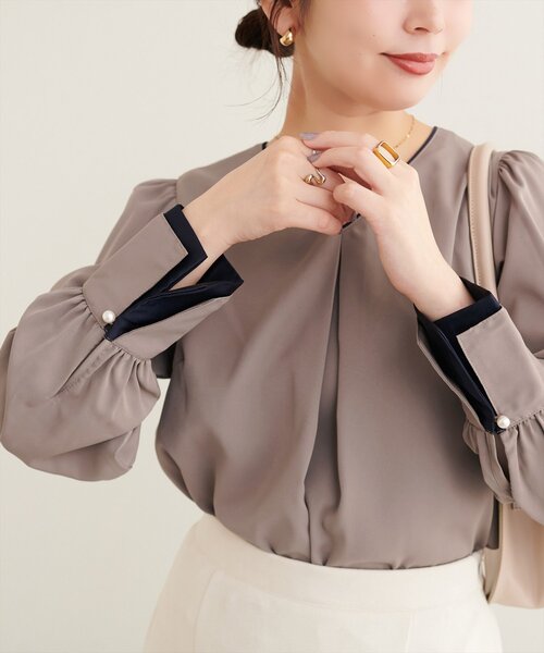natural couture(ナチュラルクチュール)の「〈osono〉配色Wカフスブラウス(シャツ/ブラウス・レディース・ドット/ネイビー/モカ/オフホワイト/サックスブルー・FREE)」の2枚目の写真