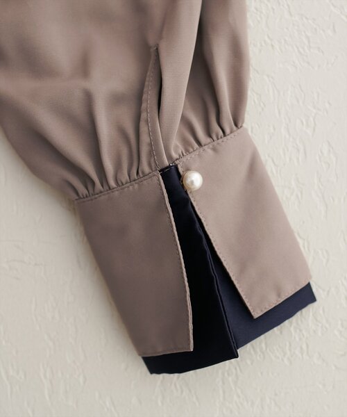 natural couture(ナチュラルクチュール)の「〈osono〉配色Wカフスブラウス(シャツ/ブラウス・レディース・ドット/ネイビー/モカ/オフホワイト/サックスブルー・FREE)」の12枚目の写真