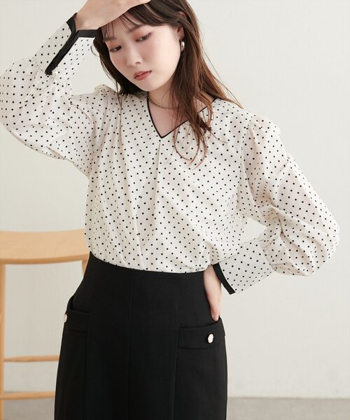 natural couture(ナチュラルクチュール)の「〈osono〉配色Wカフスブラウス(シャツ/ブラウス・レディース・ドット/ネイビー/モカ/オフホワイト/サックスブルー・FREE)」の14枚目の写真