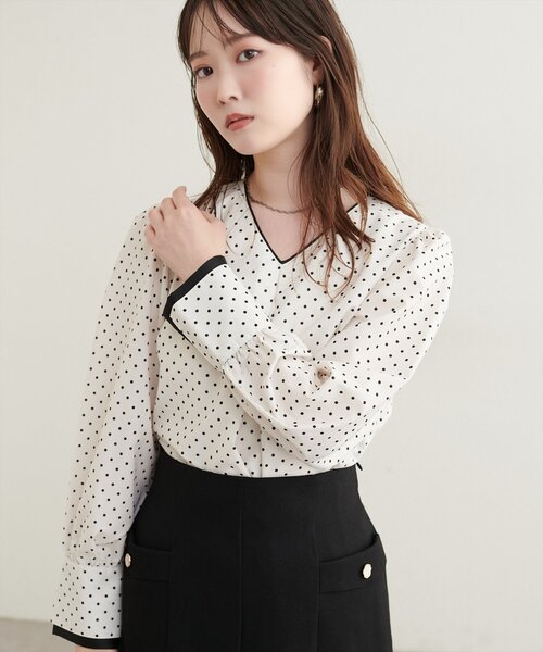 natural couture(ナチュラルクチュール)の「〈osono〉配色Wカフスブラウス(シャツ/ブラウス・レディース・ドット/ネイビー/モカ/オフホワイト/サックスブルー・FREE)」の15枚目の写真