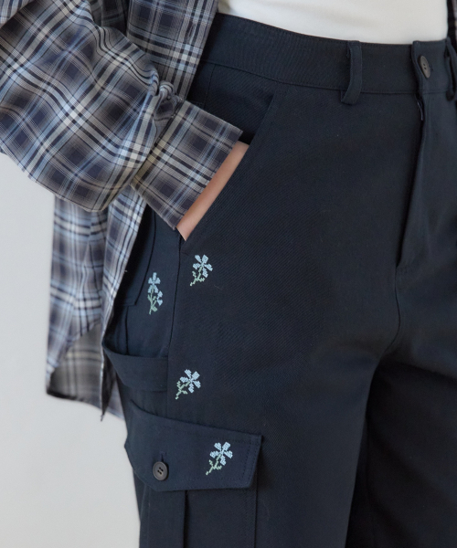 OURHOPE(アワーホープ)の「FLORA 刺繍カーペンターパンツ - ネイビー(その他パンツ・レディース・ネイビー・1(S)/2(M))」の2枚目の写真