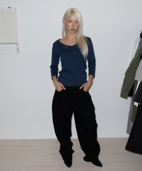 CHICKS(チックス)の「クロスメガアイレット ローライズ チノパンツ ブラック(その他パンツ・レディース・ブラック・ONE SIZE/TWO)」の4枚目の写真