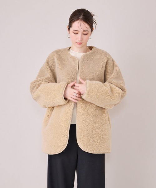 Audie a Muses（オーディアミューズ）の「ノーカラーリバーシブルムートンジャケット（ムートンコート・レディース・オフホワイト/ブラック/ベージュ・FREE/36）」の3枚目の写真