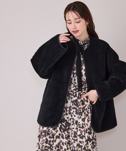 Audie a Muses（オーディアミューズ）の「ノーカラーリバーシブルムートンジャケット（ムートンコート・レディース・オフホワイト/ブラック/ベージュ・FREE/36）」の2枚目の写真