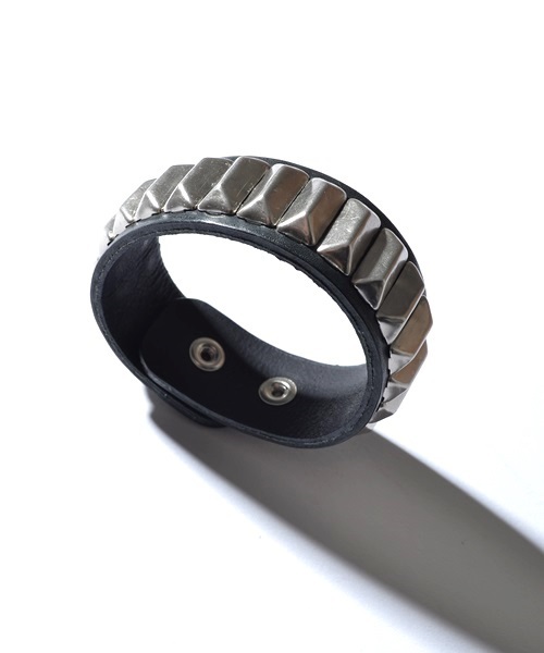 SHIPS JET BLUE（シップスジェットブルー）の「SHIPS JET BLUE: スタッズバングル（ブレスレット・メンズ・ストーン/アイボリー/ライトホワイト/ホワイト/ホワイト系その他/オフホワイト・ONE SIZE）」の2枚目の写真