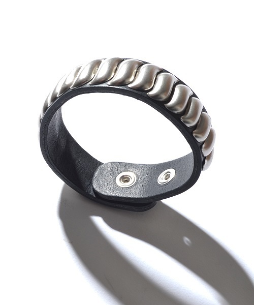 SHIPS JET BLUE（シップスジェットブルー）の「SHIPS JET BLUE: スタッズバングル（ブレスレット・メンズ・ストーン/アイボリー/ライトホワイト/ホワイト/ホワイト系その他/オフホワイト・ONE SIZE）」の3枚目の写真