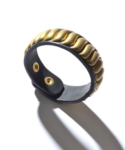 SHIPS JET BLUE（シップスジェットブルー）の「SHIPS JET BLUE: スタッズバングル（ブレスレット・メンズ・ストーン/アイボリー/ライトホワイト/ホワイト/ホワイト系その他/オフホワイト・ONE SIZE）」の4枚目の写真