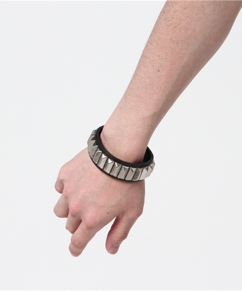 SHIPS JET BLUE（シップスジェットブルー）の「SHIPS JET BLUE: スタッズバングル（ブレスレット・メンズ・ストーン/アイボリー/ライトホワイト/ホワイト/ホワイト系その他/オフホワイト・ONE SIZE）」の9枚目の写真