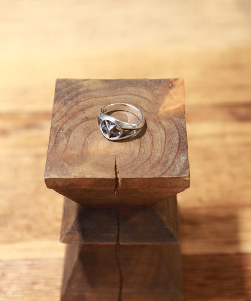 amp japan（アンプジャパン）の「Triangle Wire Star Ring - Narrow -(トライアングル ワイヤー ナロー スター リング)（リング・メンズ・シルバー・9号/13号）」の3枚目の写真