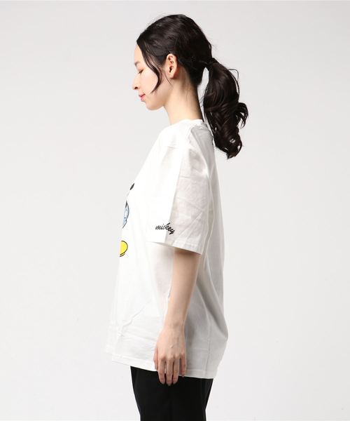 Disney（ディズニー）の「スタンディングミッキーＴシャツ（Tシャツ/カットソー・レディース・ホワイト/ブラック・LL/M/L）」の4枚目の写真