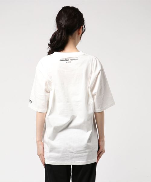Disney（ディズニー）の「スタンディングミッキーＴシャツ（Tシャツ/カットソー・レディース・ホワイト/ブラック・LL/M/L）」の3枚目の写真
