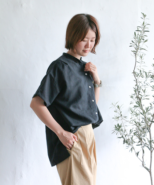 LBC（エルビーシー）の「綿麻バンドカラー半袖シャツ（シャツ/ブラウス・レディース・ホワイト/ブラック/ライトブルー・M/L）」の2枚目の写真