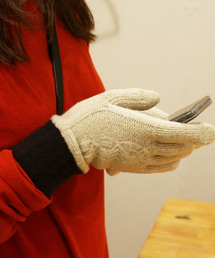 GLOBAL FORME CONCRETE（グローバルフォルムコンクリート）の「【GlovesDEPO】ふわふわプレミアシュークリーム糸手袋　タッチパネル対応　日本製　バイカラーケーブル編み（手袋）」