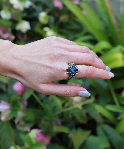 LYLY ERLANDSSON（リリーエルランドソン）の「『LYLY ERLANDSON』the ARIA (BL) / ザ アリアリング / ブルー（リング）」 WEAR