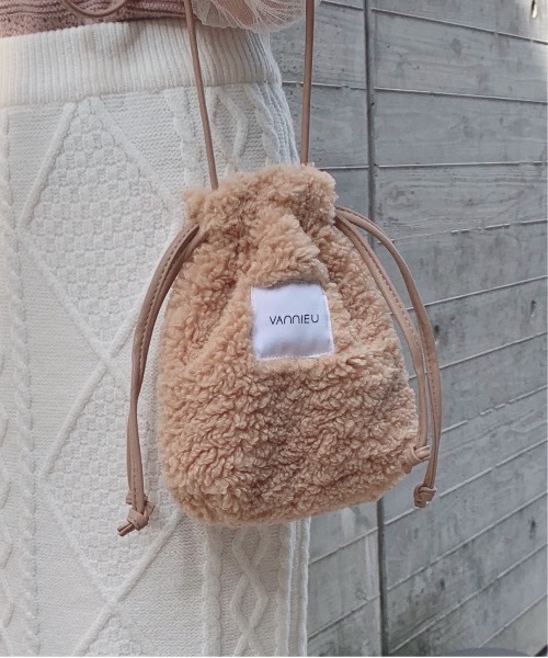 VANNIE U（ヴァニーユー）の「VANNIE U ボア巾着BAG（ショルダーバッグ・レディース・ブラック/ベージュ/ナチュラル・FREE）」の3枚目の写真