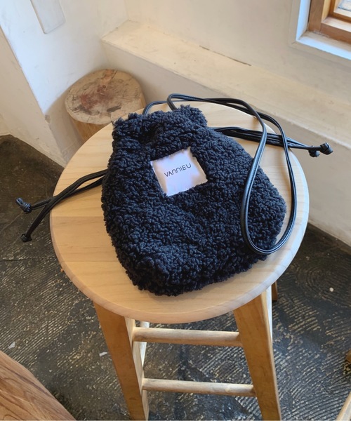 VANNIE U（ヴァニーユー）の「VANNIE U ボア巾着BAG（ショルダーバッグ・レディース・ブラック/ベージュ/ナチュラル・FREE）」の2枚目の写真