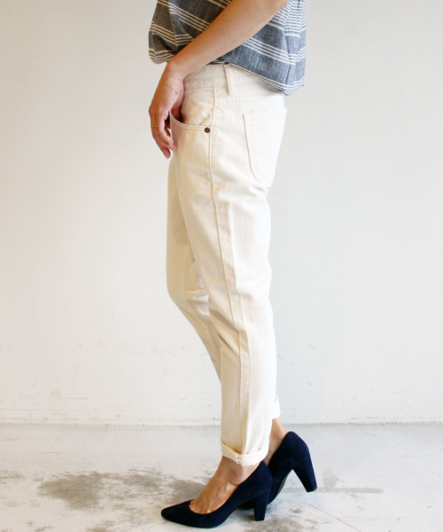 BEAUTY&YOUTH UNITED ARROWS（ビューティーアンドユースユナイテッドアローズ）の「BYBC ∵LEE別注 アンクルスキニーカラーパンツ ◆（その他パンツ・レディース・ホワイト/ネイビー・MEDIUM/SMALL）」の4枚目の写真