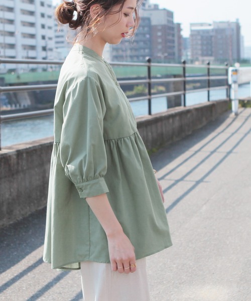 reca（レカ）の「バンドカラーボリューム袖ギャザーフレアシャツ（シャツ/ブラウス・レディース・グリーン系その他/オフホワイト/ブラック/ベージュ・L/M）」の4枚目の写真