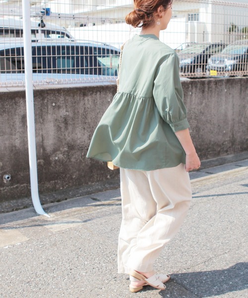 reca（レカ）の「バンドカラーボリューム袖ギャザーフレアシャツ（シャツ/ブラウス・レディース・グリーン系その他/オフホワイト/ブラック/ベージュ・L/M）」の6枚目の写真