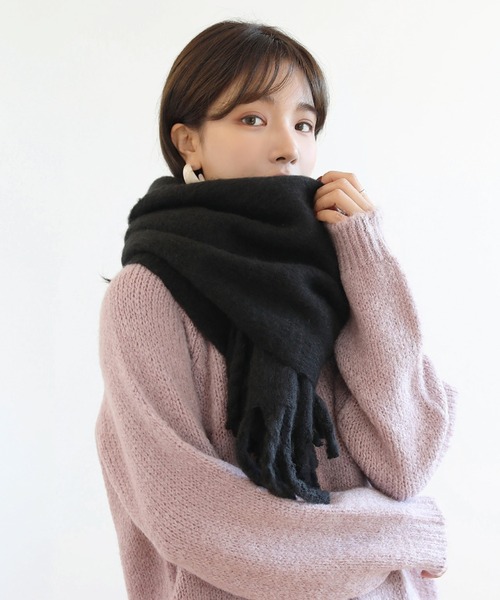 by muni:r（バイ ムニール）の「ビッグボリュームフリンジマフラー（マフラー・レディース・ブラック/ベージュ/グレー/ピンク/ライトベージュ・ONE SIZE）」の7枚目の写真