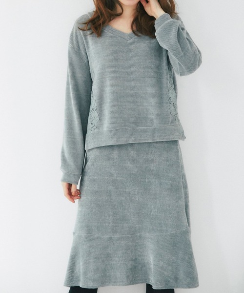 tocco closet(トッコ クローゼット)の「フラワーレース装飾Vネックトップス×フレアスカートのモールニットソーセットアップ(ワンピース・レディース・グレー系その他/ブラウン系その他・M)」の2枚目の写真
