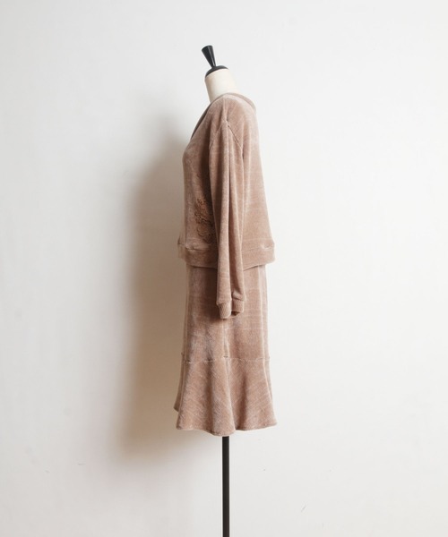 tocco closet(トッコ クローゼット)の「フラワーレース装飾Vネックトップス×フレアスカートのモールニットソーセットアップ(ワンピース・レディース・グレー系その他/ブラウン系その他・M)」の13枚目の写真